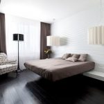 لا يجب تثبيت السرير العائم على الحائط.