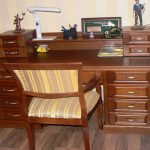 مكتب في الخشب الصلب