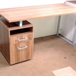 مكتب على الأرجل المعدنية