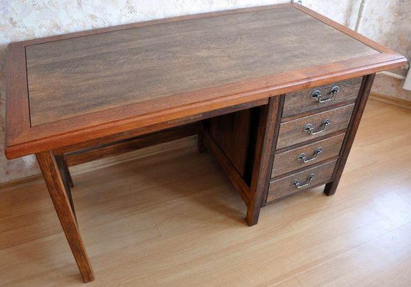 مكتب بأيديهم