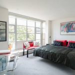 الأسرة العائمة في تصميم غرفة النوم