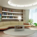 العجائب الجرف فوق الأريكة في غرفة المعيشة