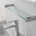 الجرف الزجاجي في الحمام