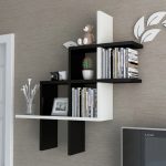 كتاب الرفوف فوق الأريكة في الصورة الداخلية