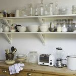 رفوف للمطبخ من الخشب أو اللوح