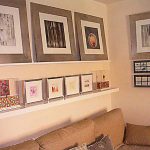 أرفف على الحائط في الجزء الداخلي من الصورة أعلى الأريكة