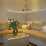 أرفف فوق الأريكة في غرفة المعيشة 1