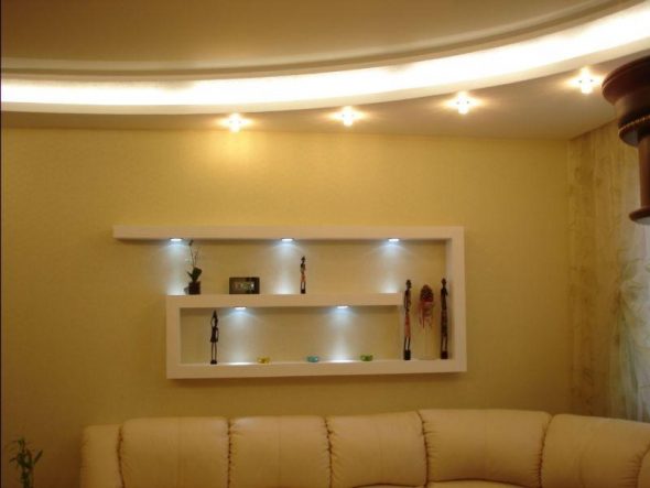 أرفف فوق الأريكة في صورة غرفة المعيشة