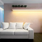 أرفف فوق الأريكة في أفكار غرفة المعيشة