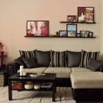 رفوف من ايكيا في الداخل