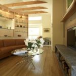 أرفف في الغرفة الداخلية لغرفة المعيشة