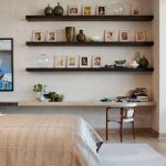 رفوف في غرفة النوم