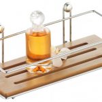 الرفوف في الحمام مجتمعة