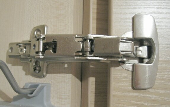 عند فتح الخزانة ، تطير الأبواب منها مثل القذائف.