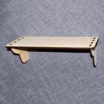 رف بسيط على الحائط للزهور