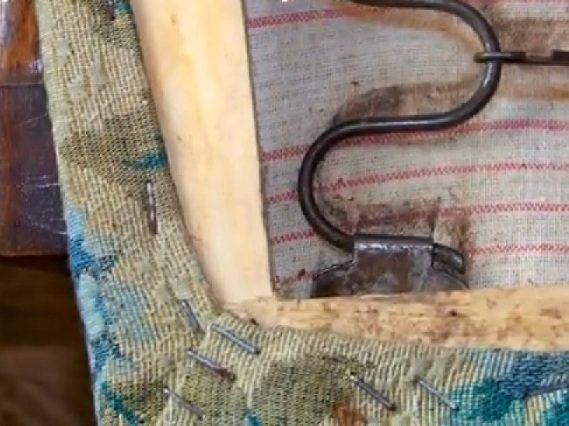 إن أهم لحظة وصعوبة في ترميم الأثاث هي عملية النقل