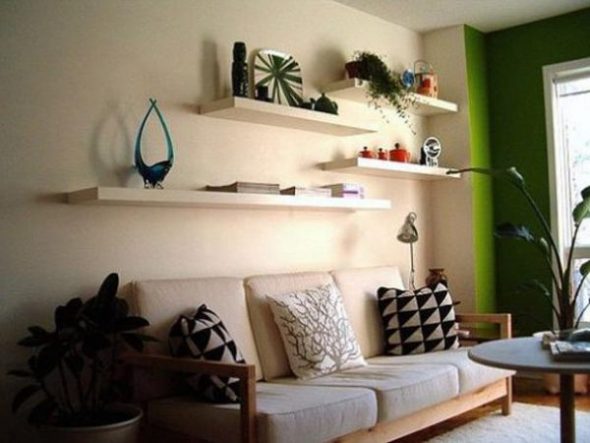 الرفوف الحديثة في الداخل