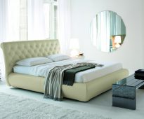 غرفة نوم مع مرآة على الحائط