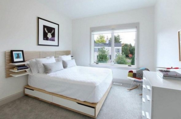 غرفة نوم مع الرفوف