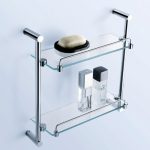 أرفف زجاجية في الداخل