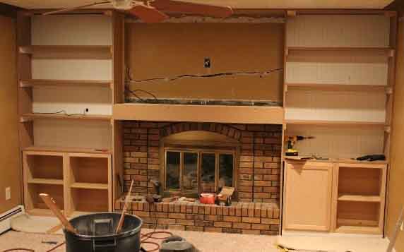 الجدار في غرفة المعيشة بأيديهم