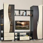 الجدار في القاعة بأيديهم