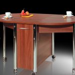 كتاب طاولة على عجلات