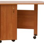 كتاب الطاولة بأيديهم على عجلات