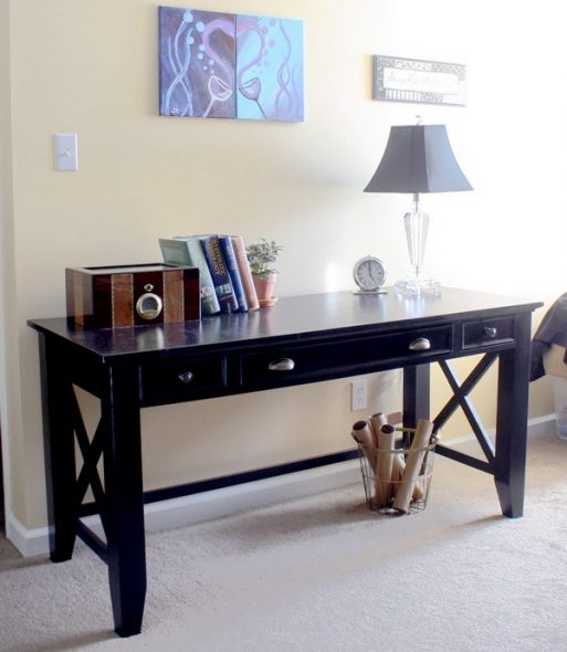 مكتب مصنوع من الخشب