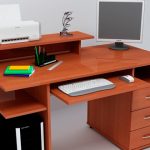 طاولة بأيديهم من اللوح