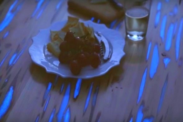 طاولة مضيئة في المساء