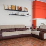 رفوف الزاوية فوق الأريكة