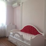 سرير طفل مريح مع الظهر لينة