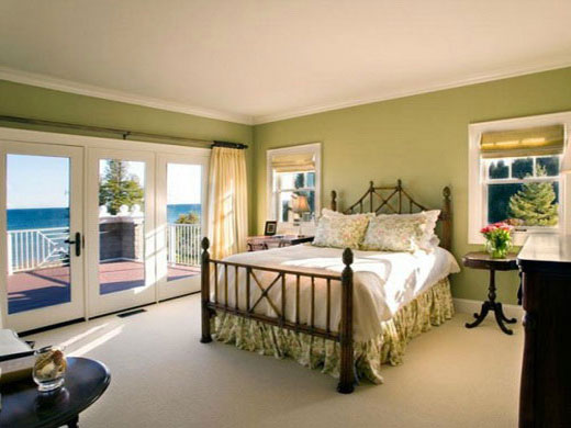 في هذه الحالة ، يكون السرير جانبيًا عند الباب.