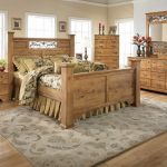 سرير خشبي عالية