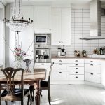 طاولة خشبية مربعة