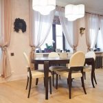 طاولة طعام خشبية