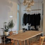 طاولة خشبية في الداخل