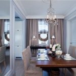 طاولة خشبية في غرفة المعيشة الداخلية