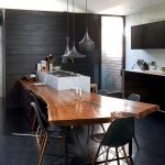 طاولة خشبية مع حواف الخام