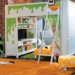 سرير بطابقين مع طاولة لصبي