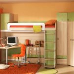 سرير بطابقين مع طاولة