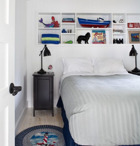 رفوف بيضاء في غرفة النوم