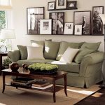 الصور على الرفوف فوق الأريكة