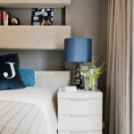 الرفوف في الصورة غرفة النوم