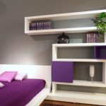 رفوف فوق السرير