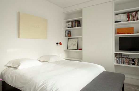 أرفف الكتب في غرفة النوم