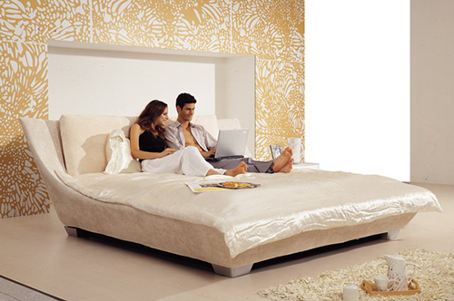 سرير جميل ومريح في غرفة النوم