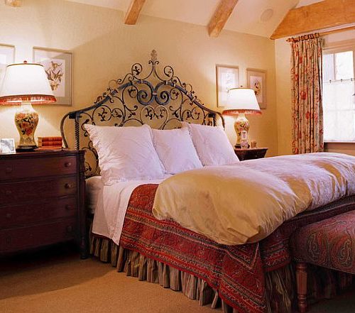 السرير في غرفة النوم