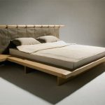 السرير في غرفة النوم